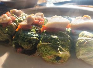 Una foto de Rollitos veganos de col nappa