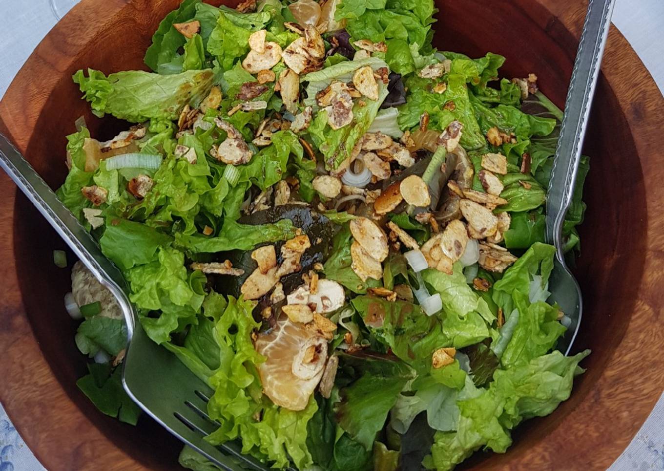 Ensalada de lechuga y mandarina con almendras caramelizadas