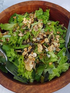 Una foto de Ensalada de lechuga y mandarina con almendras caramelizadas