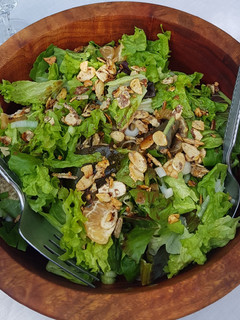 Una foto de Ensalada de lechuga y mandarina con almendras caramelizadas