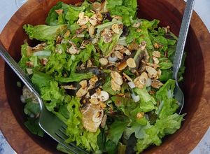 Una foto de Ensalada de lechuga y mandarina con almendras caramelizadas