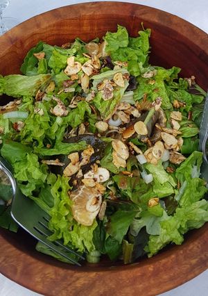 Una foto de Ensalada de lechuga y mandarina con almendras caramelizadas