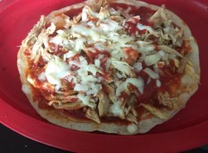 Una foto de Pizza Fácil Con Tortilla de Harina en Microondas