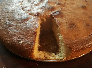 Una foto de Bizcochuelo de queso crema ♡ esponjoso y húmedo, y liviano