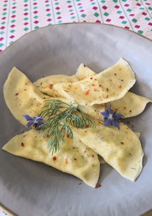 Foto di Ravioli ricotta, borragine e finocchietto al burro fuso e fiori