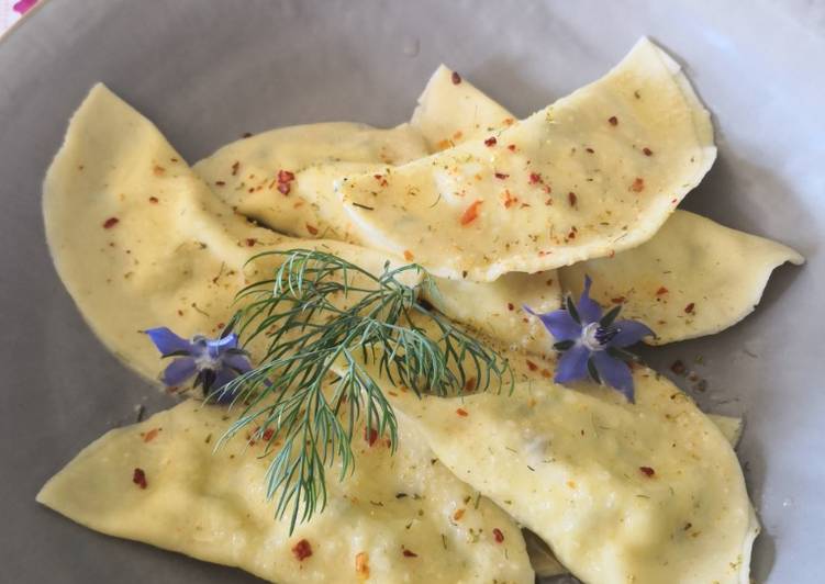 Ravioli ricotta, borragine e finocchietto al burro fuso e fiori