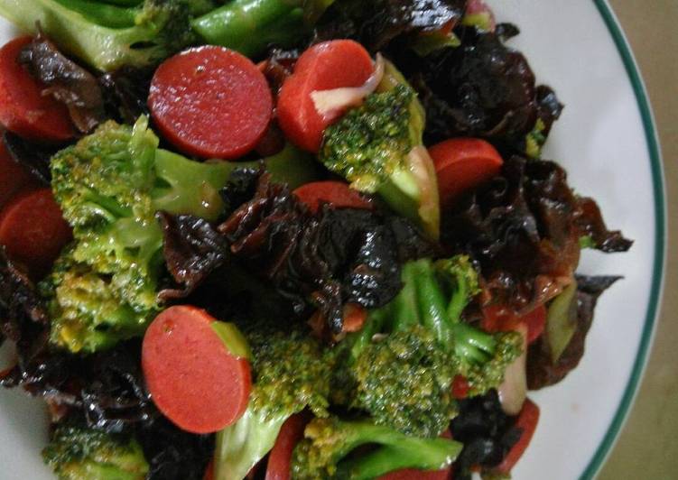 Cara Gampang Menyiapkan Tumis Brokoli Jamur Kuping Anti Gagal