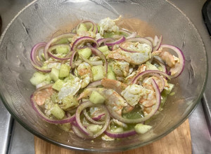 Una foto de *Aguachile de Camarones con Chile Habanero Encima*