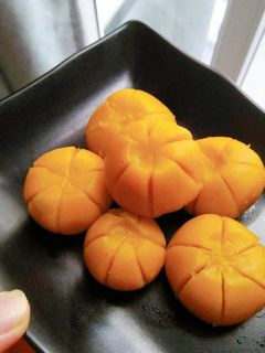 Hình của món Bánh bí đỏ nhân phomai cho bé.