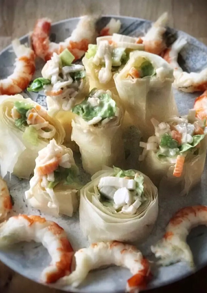 Una foto de Rollitos crujientes de surimi