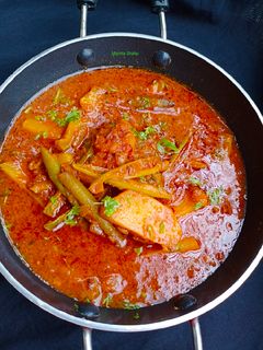 रसीले परवल आलू (Rashile parwal aloo recipe in Hindi) रेसिपी मुख्य फोटो