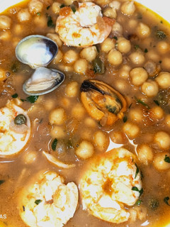 Una foto de Garbanzos con langostinos
