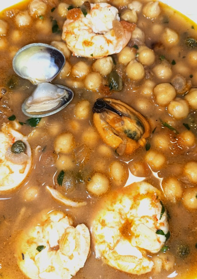 Una foto de Garbanzos con langostinos