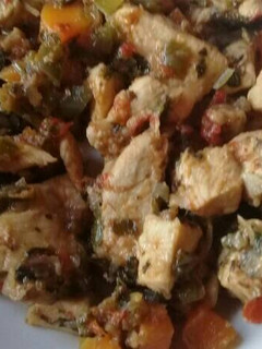 Una foto de Pollo salteado con verduras