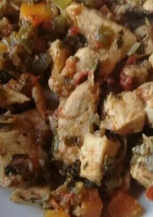 Una foto de Pollo salteado con verduras
