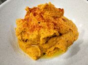 Una foto de hummus de calabaza