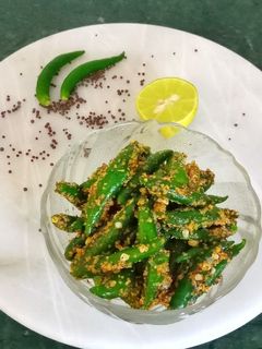 राई -हरी मिर्च का अचार(Hari mirch ka Achar recipe ine Hindi) रेसिपी मुख्य फोटो