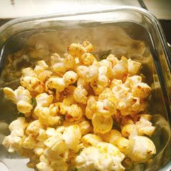 A picture of Cheesy masala popcorn.