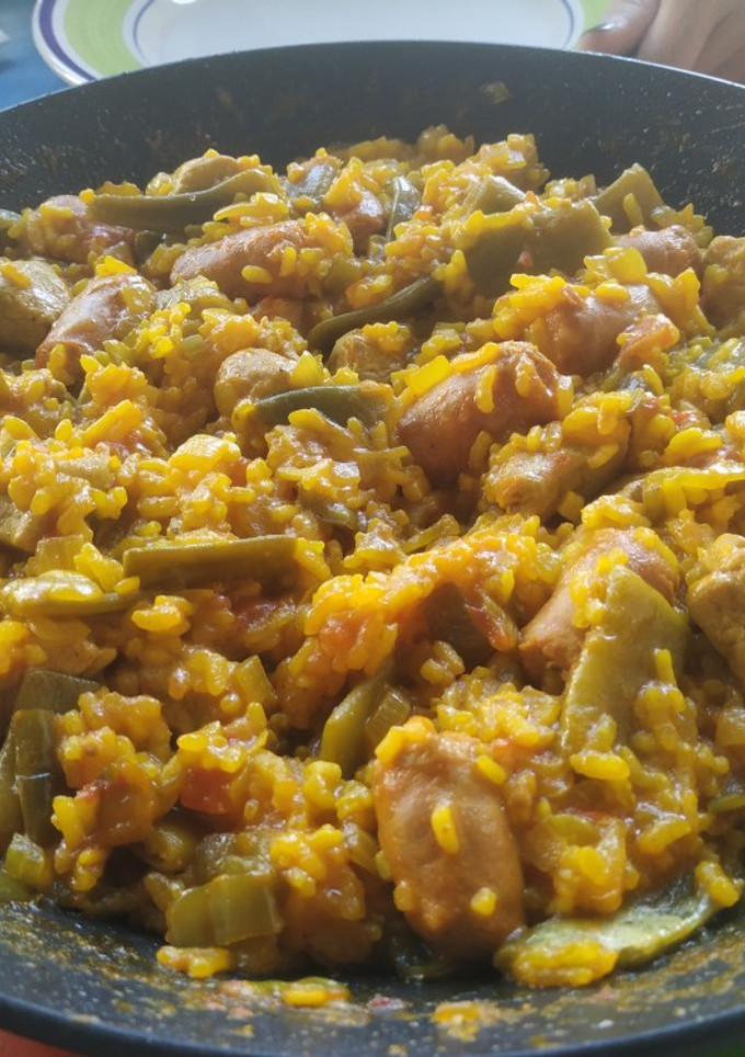Una foto de Cazuela de arroz y salchichas
