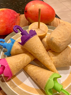 मैंगो मिल्क कुल्फी (Mango milk kulfi recipe in hindi) रेसिपी मुख्य फोटो