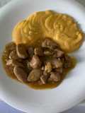 Solomillo de cerdo al ajillo con puré de patata aromatizado con tomillo y pimentón