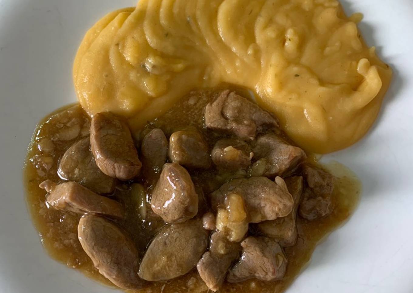 Solomillo de cerdo al ajillo con puré de patata aromatizado con tomillo y pimentón