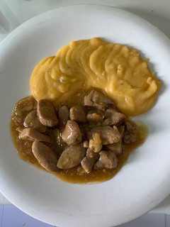 Una foto de Solomillo de cerdo al ajillo con puré de patata aromatizado con tomillo y pimentón