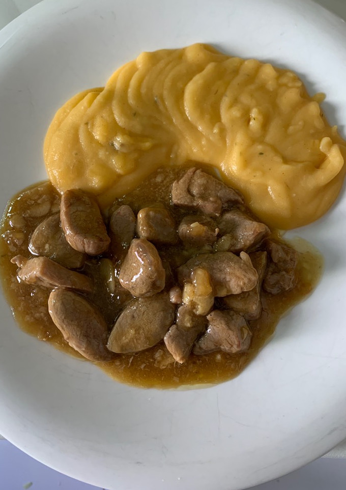 Una foto de Solomillo de cerdo al ajillo con puré de patata aromatizado con tomillo y pimentón
