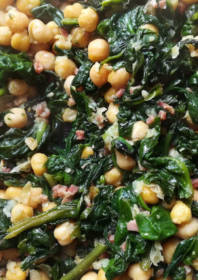Una foto de Garbanzos con espinacas