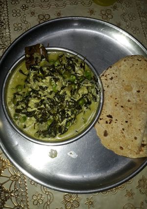 A picture of Fenugreek peas cream curry/ Methi malai mutter.