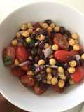 Ensalada de garbanzos y porotos negros (Medio Oriente)