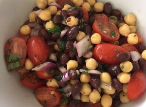 Una foto de Ensalada de garbanzos y porotos negros (Medio Oriente)