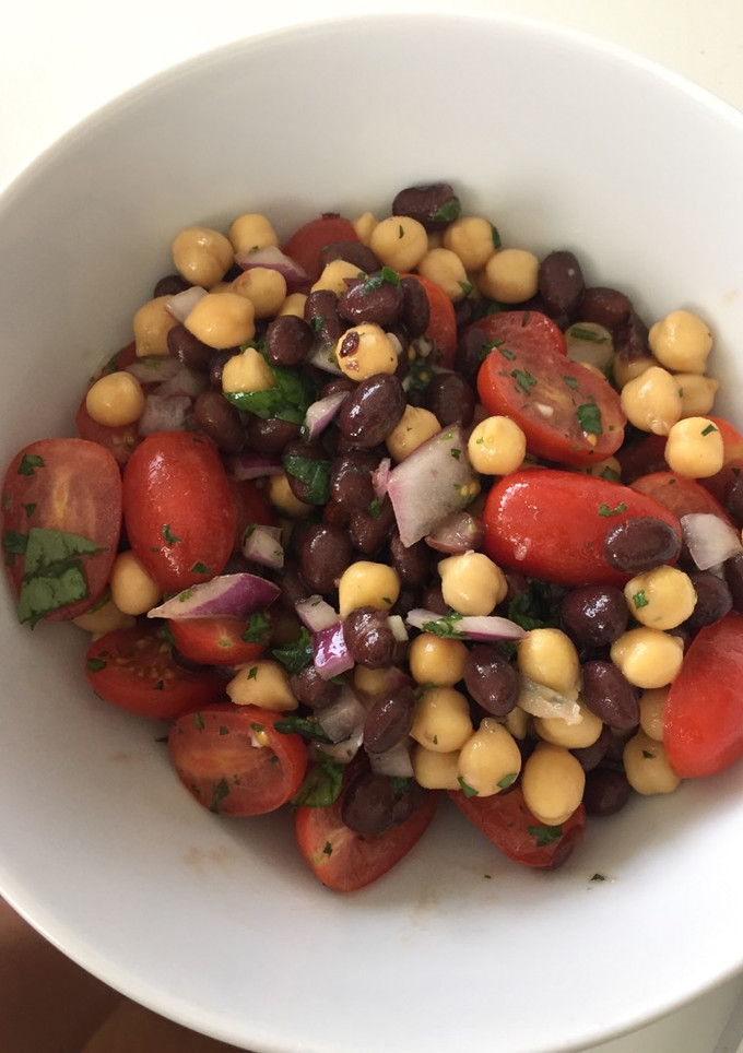 Una foto de Ensalada de garbanzos y porotos negros (Medio Oriente)