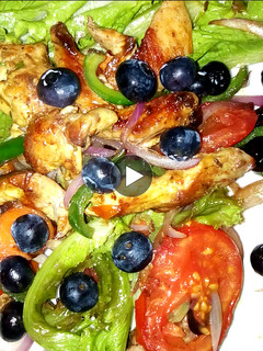 A picture of Chicken Stir-Fry Lettuce with Blueberries dressing.