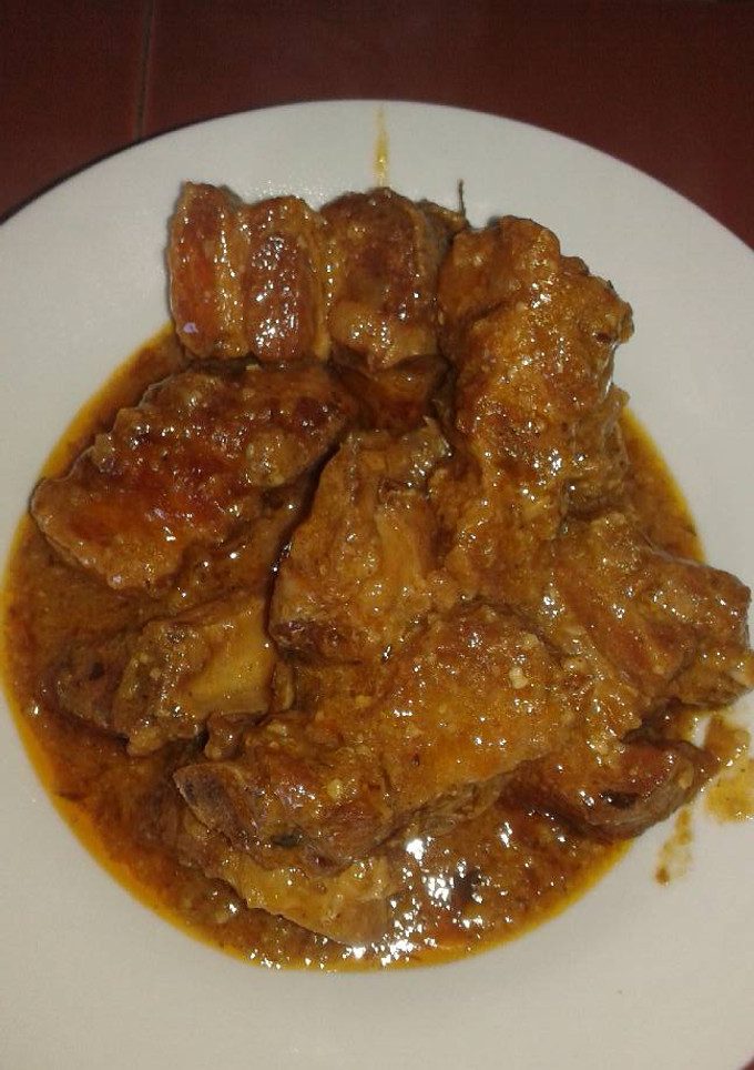 Una foto de Costillitas en salsa