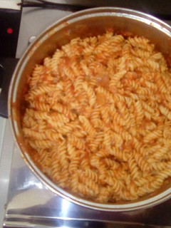 Una foto de Pasta de espirales con tomate y huevo