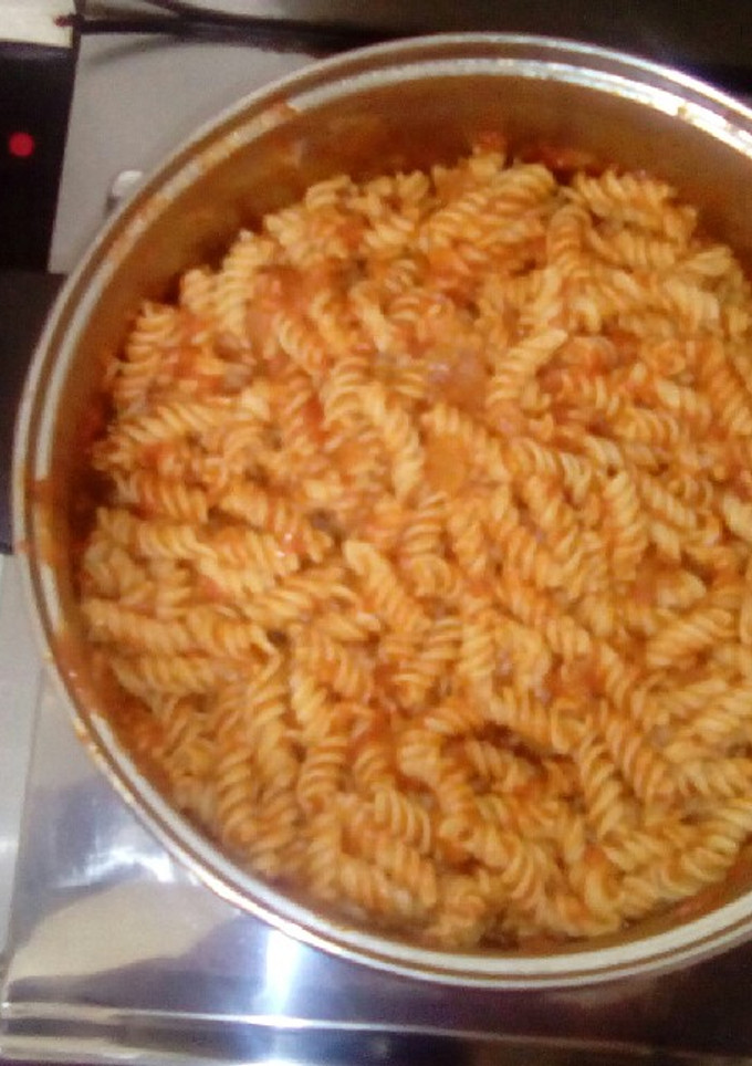 Una foto de Pasta de espirales con tomate y huevo