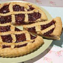 Una foto de Crostrata con mermelada de fresa
