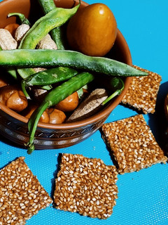 तिळाची चिक्की (tilachi chikki recipe in marathi) रेसिपी चे मुख्य फोटो