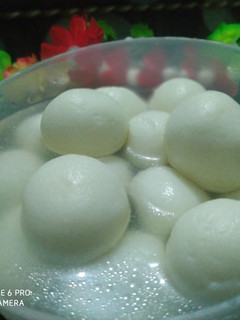 छैना रसगुल्ला (chena rasgulla recipe in Hindi) रेसिपी मुख्य फोटो