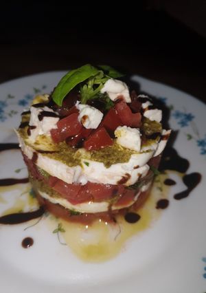 Une photo de Tartare Tomate, Mozzarella, Basilic