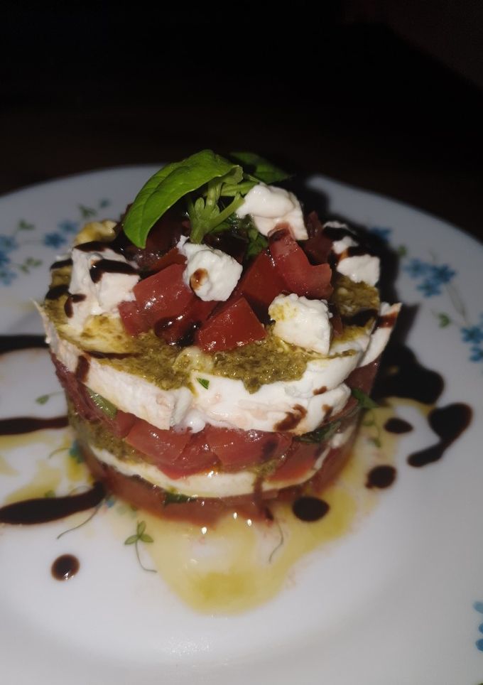 Une photo de Tartare Tomate, Mozzarella, Basilic