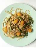 Spaghettoni con asparagi, pomodorini gialli, aringa affumincata