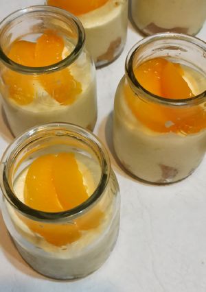 Una foto de Cheesecake en vasitos de durazno