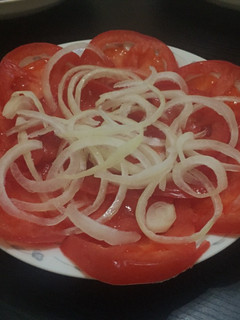 Una foto de Ensalada d tomate con cebollas.