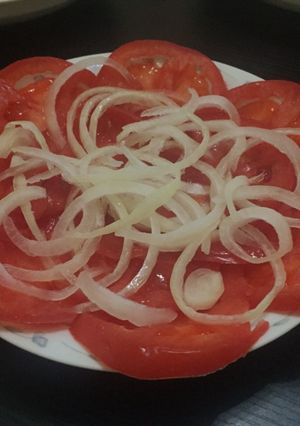 Una foto de Ensalada d tomate con cebollas.