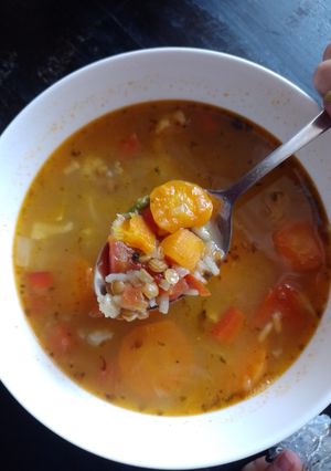 Una foto de Sopa de lentejas y verduras
