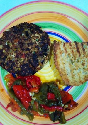Una foto de VegeBurger mediterranean style