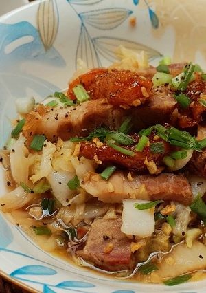 Hình của món Cải thảo xào thịt quay.