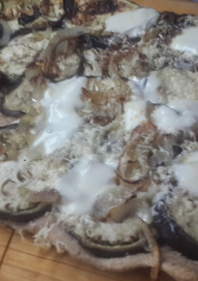 Una foto de Pizza integral invertida de berenjenas masa sin levadura🍆🍆🍕🍕